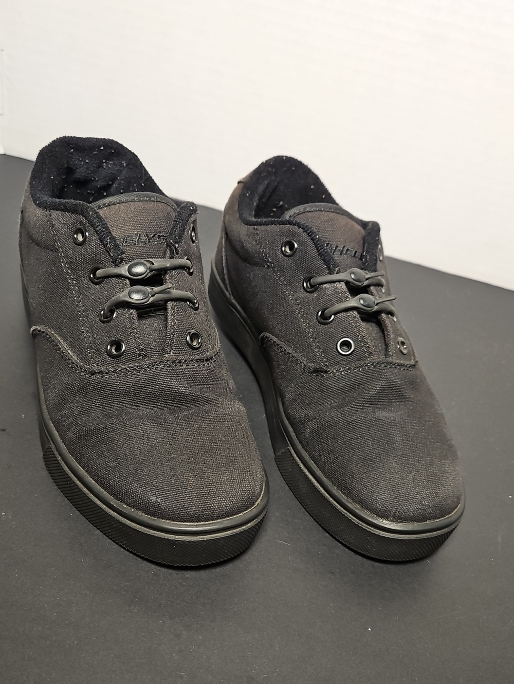 Pair of Black Heelys Launch model roller skate shoes Youth 5